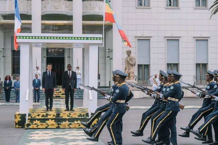 Abiy Axmed Oo Qasriga Madaxtooyada Ku Soo Dhaweeyay Madaxweynaha Faransiiska Emmanuel Macron