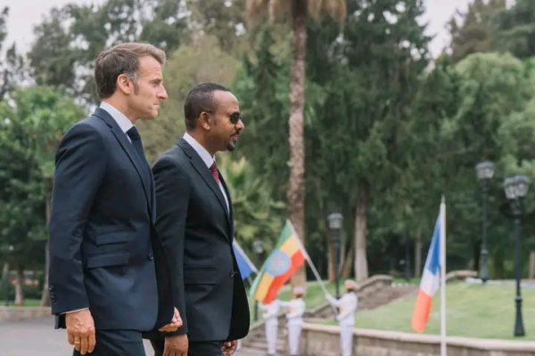 Abiy Axmed Oo Qasriga Madaxtooyada Ku Soo Dhaweeyay Madaxweynaha Faransiiska Emmanuel Macron