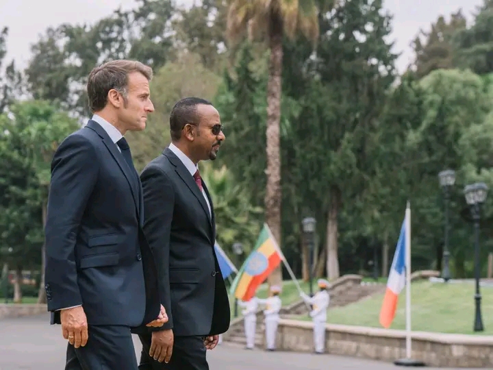 Abiy Axmed Oo Qasriga Madaxtooyada Ku Soo Dhaweeyay Madaxweynaha Faransiiska Emmanuel Macron