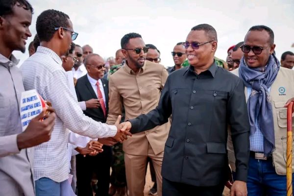 Hogaamiye Jibriil Cabdirashiid Iyo Wasiirka Arrimaha Dibadda Soomaaliya Oo Safar Shaqo Ku Tagay Diinsoor