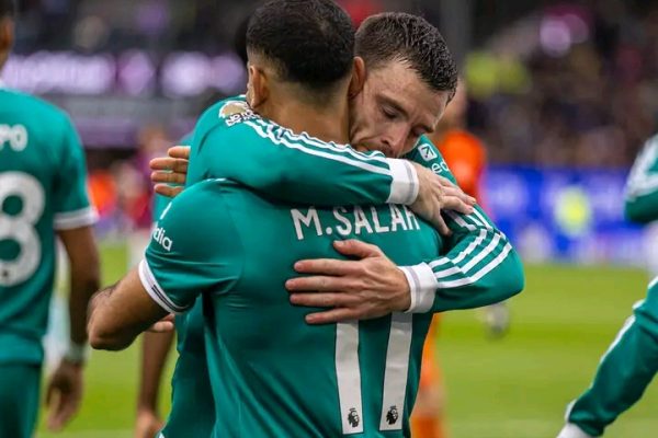 Mohamed Salah Iyo Andrew Robertson Oo Qalbiyada Taageerayaasha Ka Ilmeeysiiyay Maalintii Ugu Dambeysay Ee Premier League