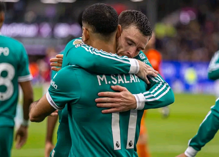 Mohamed Salah Iyo Andrew Robertson Oo Qalbiyada Taageerayaasha Ka Ilmeeysiiyay Maalintii Ugu Dambeysay Ee Premier League